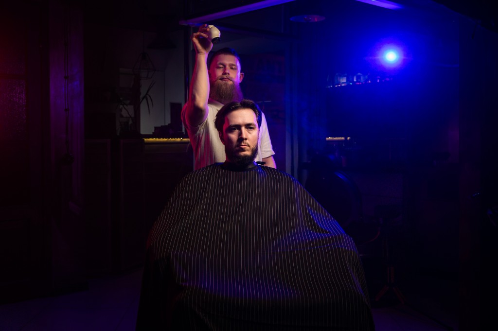 Процесс укладки в барбершопе